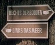 Rechts der Bodden, links das Meer